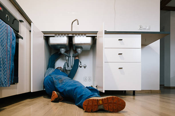 Professional Emergency Plumber technician working in Baxley, GA